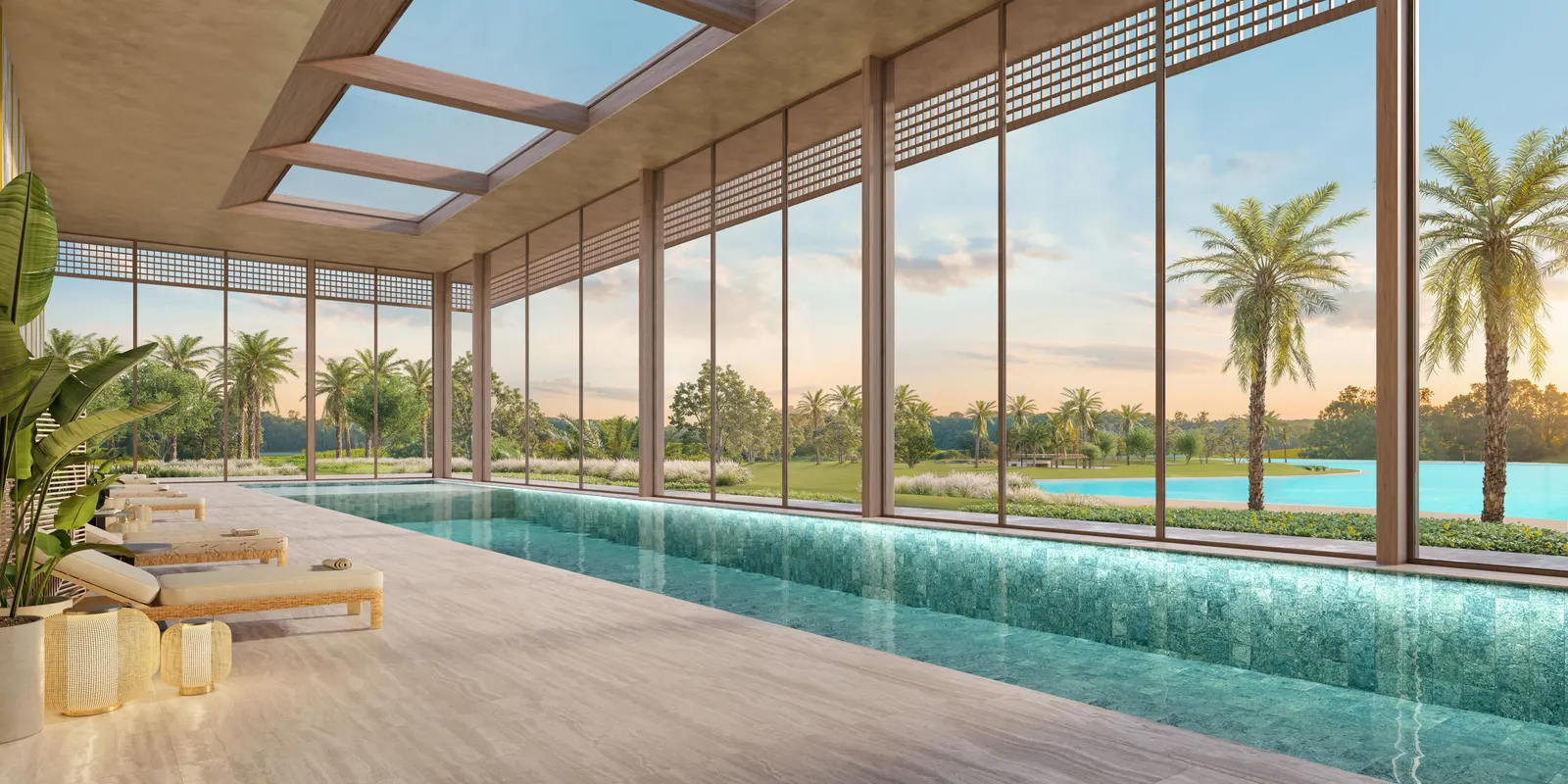 Piscina interna do wellness center, com raia comprida, espreguiçadeiras e janelas do piso ao teto voltadas para a praia