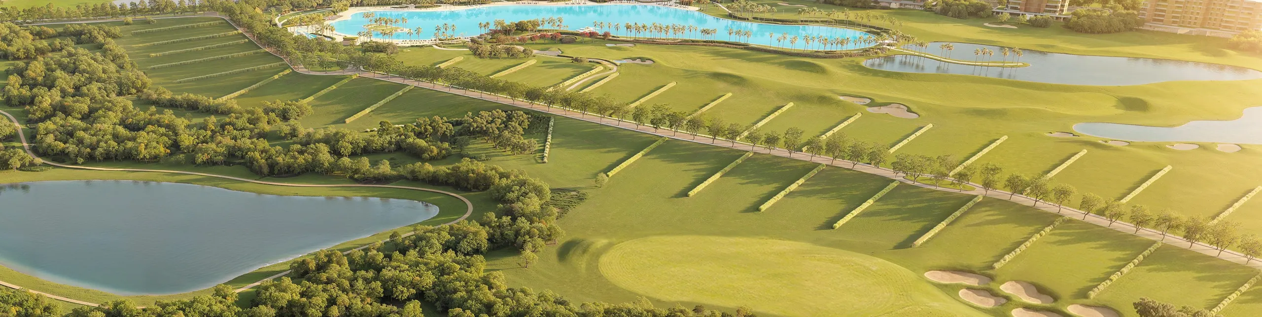 Vista aérea da faixa de lotes, com as casas alinhadas à borda do campo de golfe e a lagoa ao fundo
